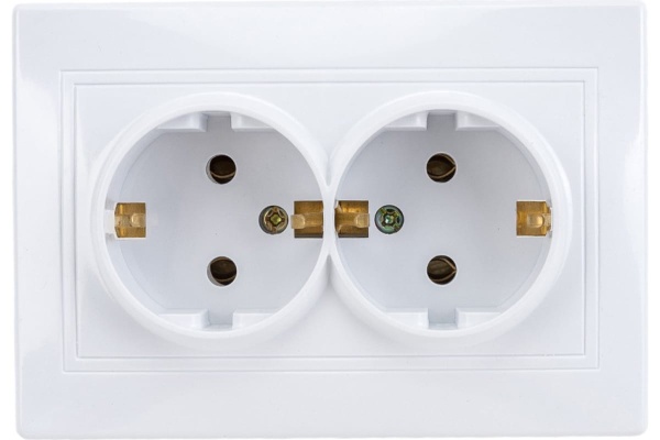 Розетка Intro Plano 1-205-01 с заземлением двойная 2X2P+E Schuko, 16А-250В, IP20, СУ, белый